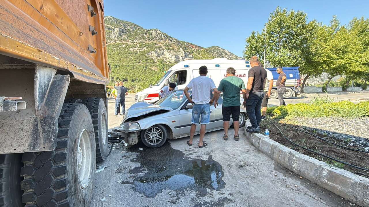Menteşe’de Kaza :Kamyona Arkadan Çarptı, Genç Sürücü Yaralandı 2